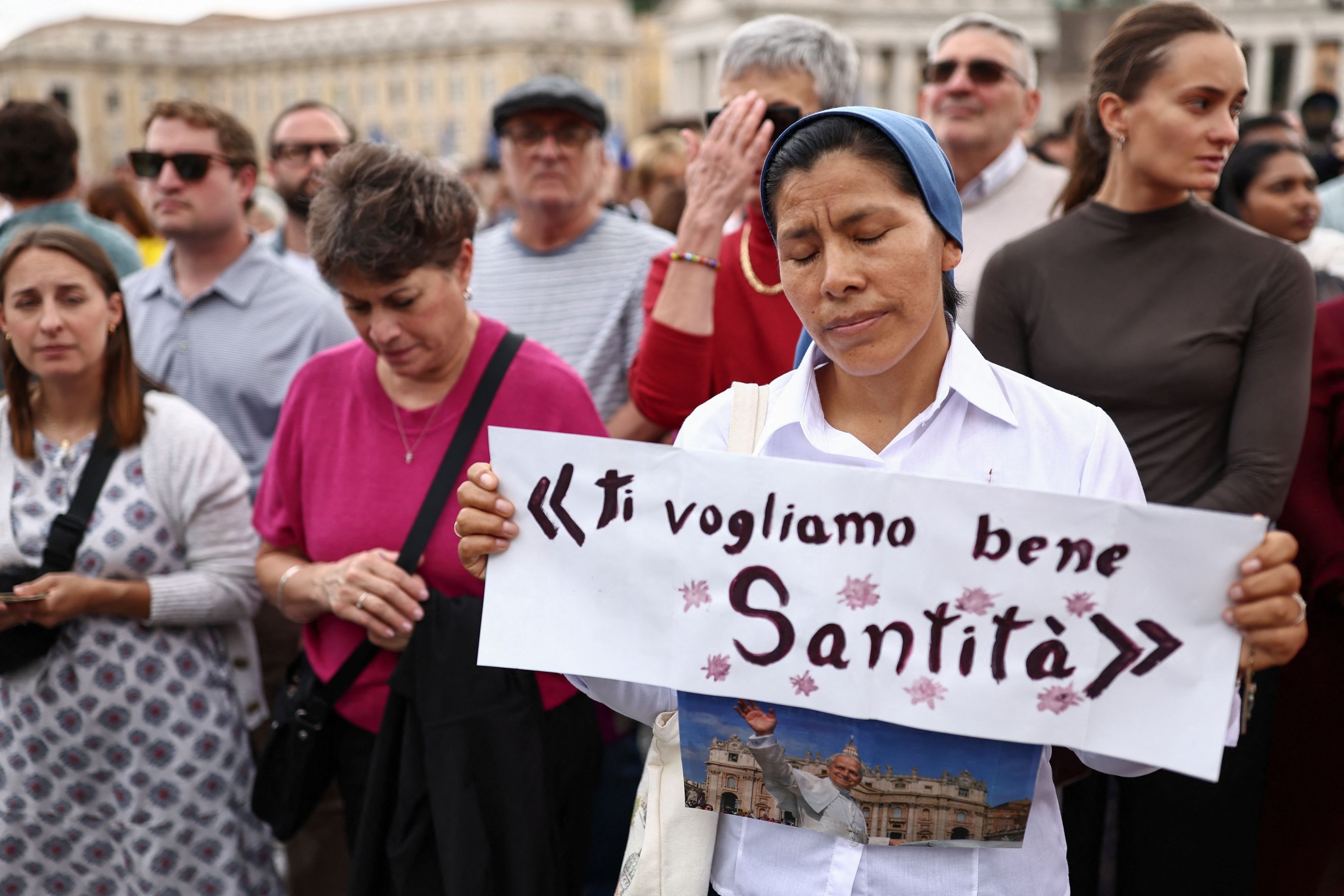 La folla in piazza San Pietro per l'Angelus di papa Leone XIV dopo l'operazione al polmone / REUTERS