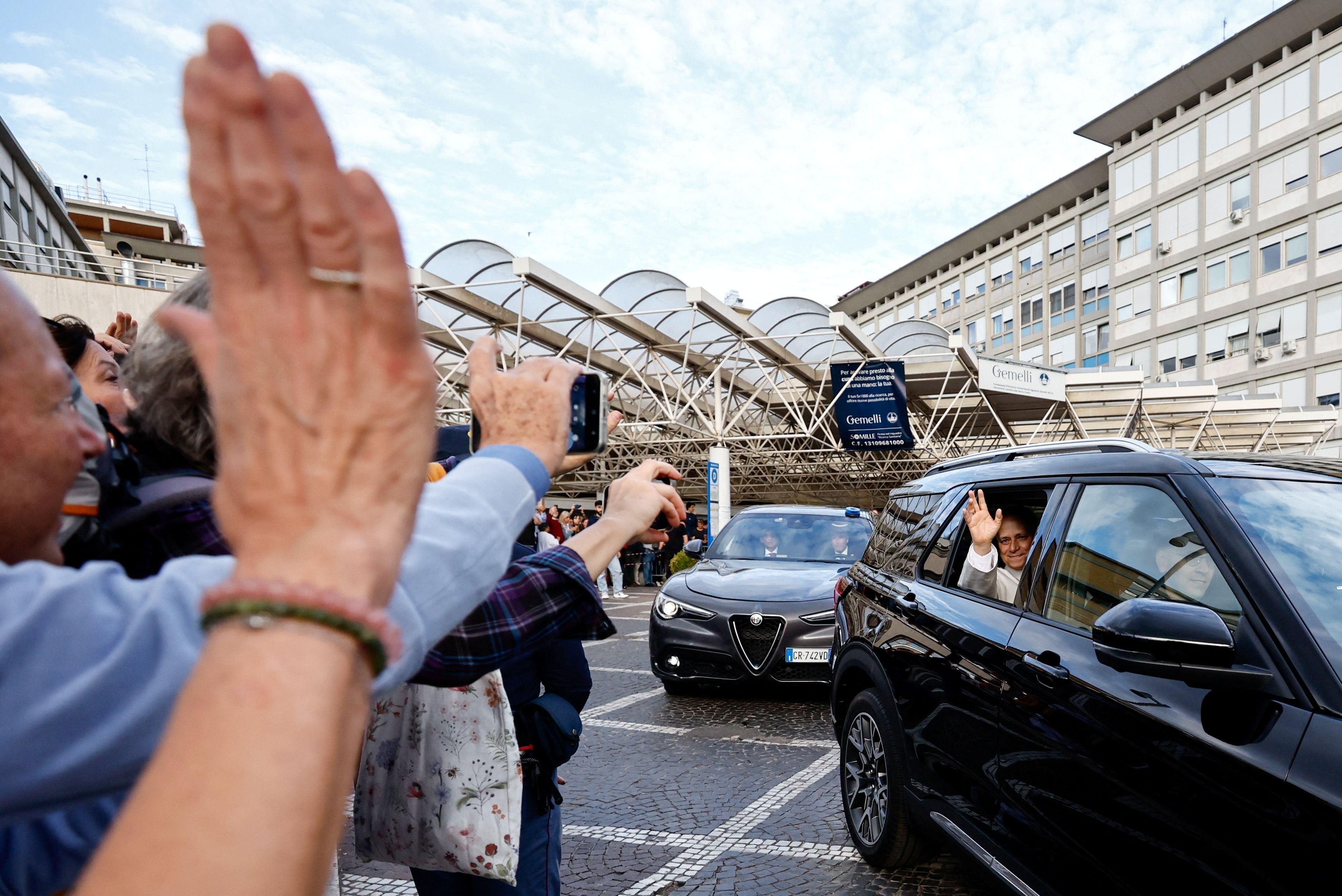 Il Papa mentre lascia il policlinico "Gemelli" dopo i giorni di ricovero / REUTERS