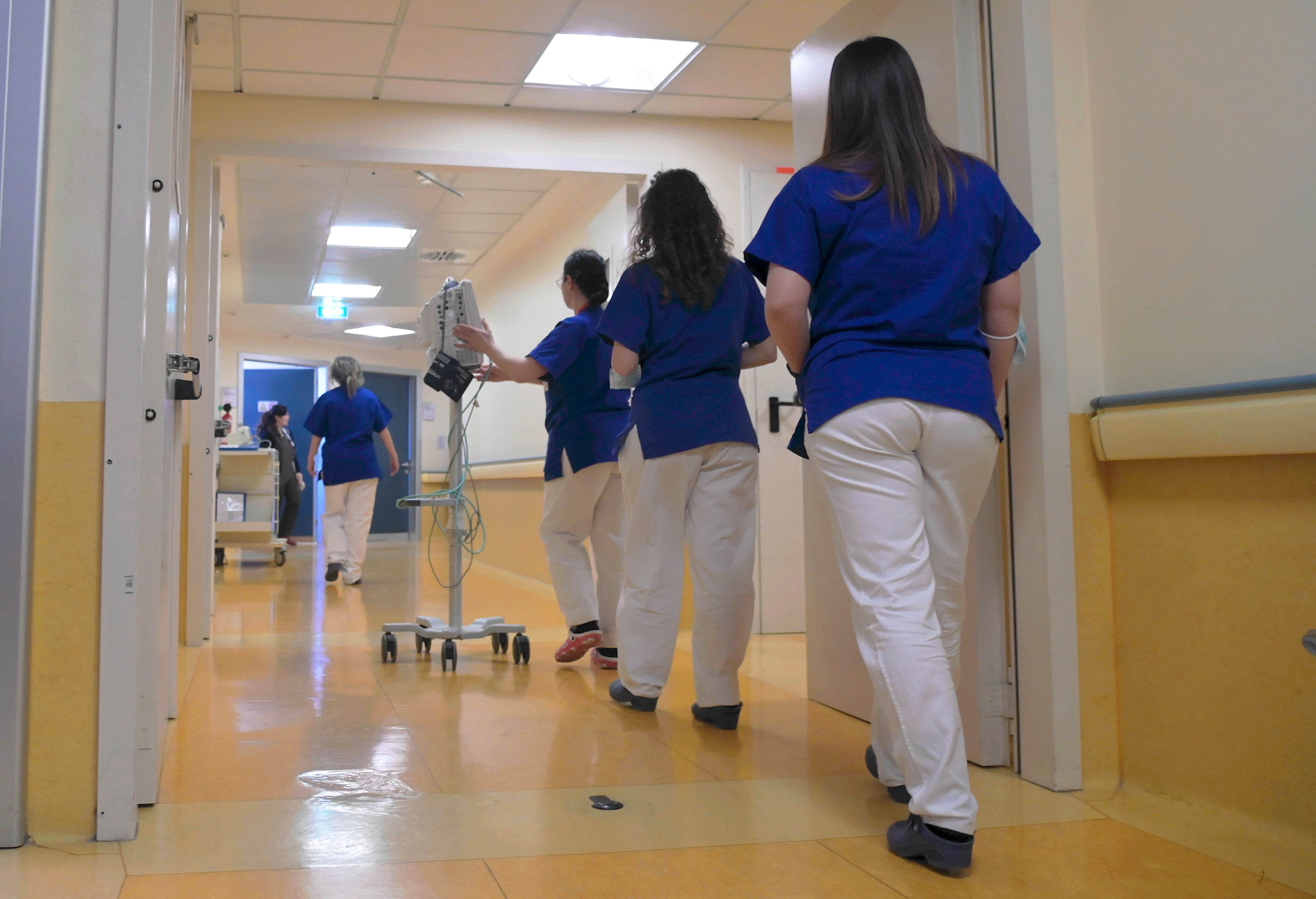 La grande emergenza del personale sanitario è la cronica mancanza di infermieri /Fotogramma