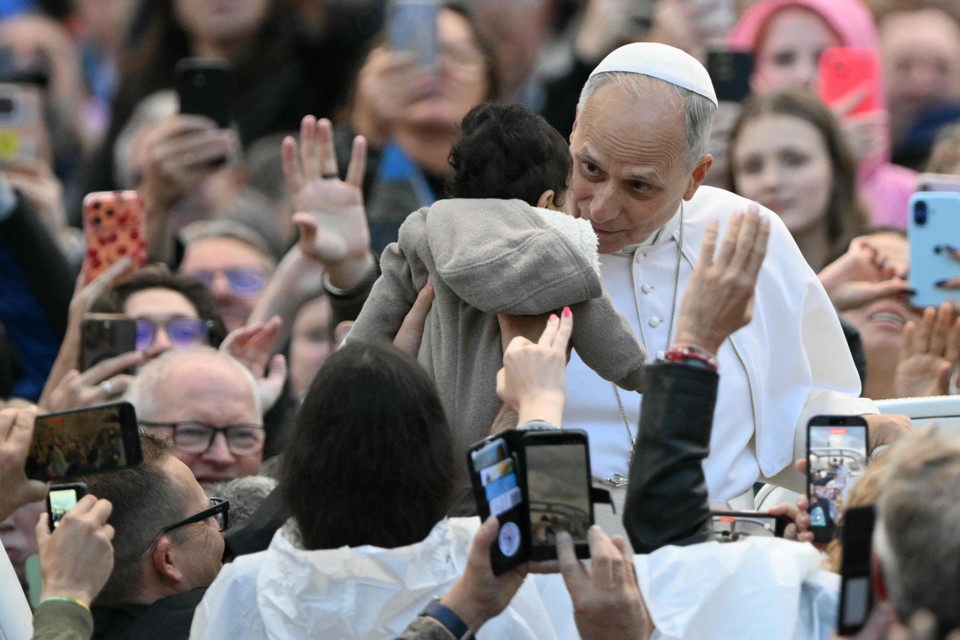 Papa Leone XIV fra i pellegrini che riempiono piazza San Pietro per la prima udienza generale dopo l'operazione al polmone / AFP