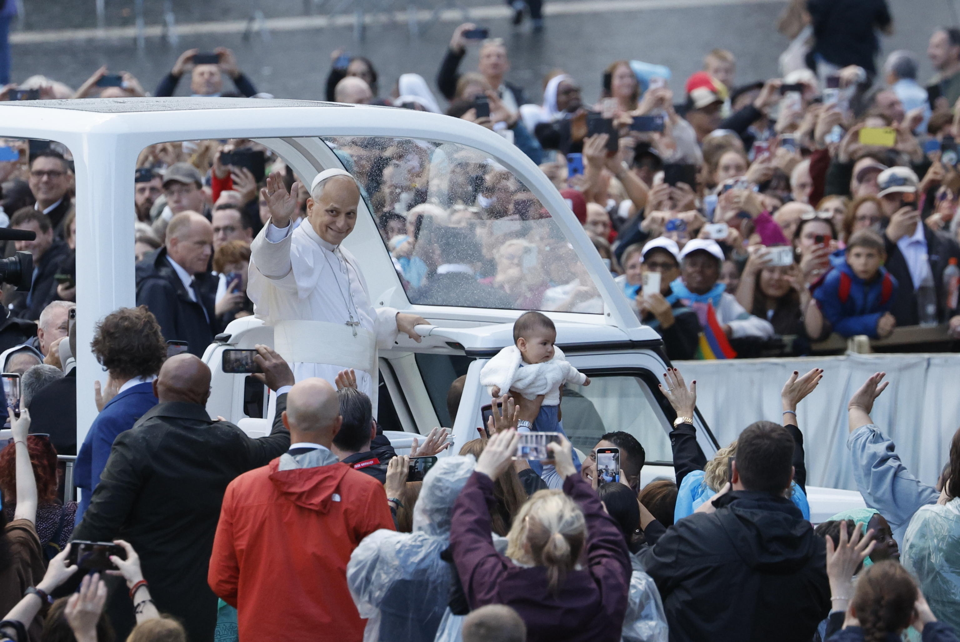 Papa Leone XIV fra i pellegrini che riempiono piazza San Pietro per la prima udienza generale dopo l'operazione al polmone / ANSA