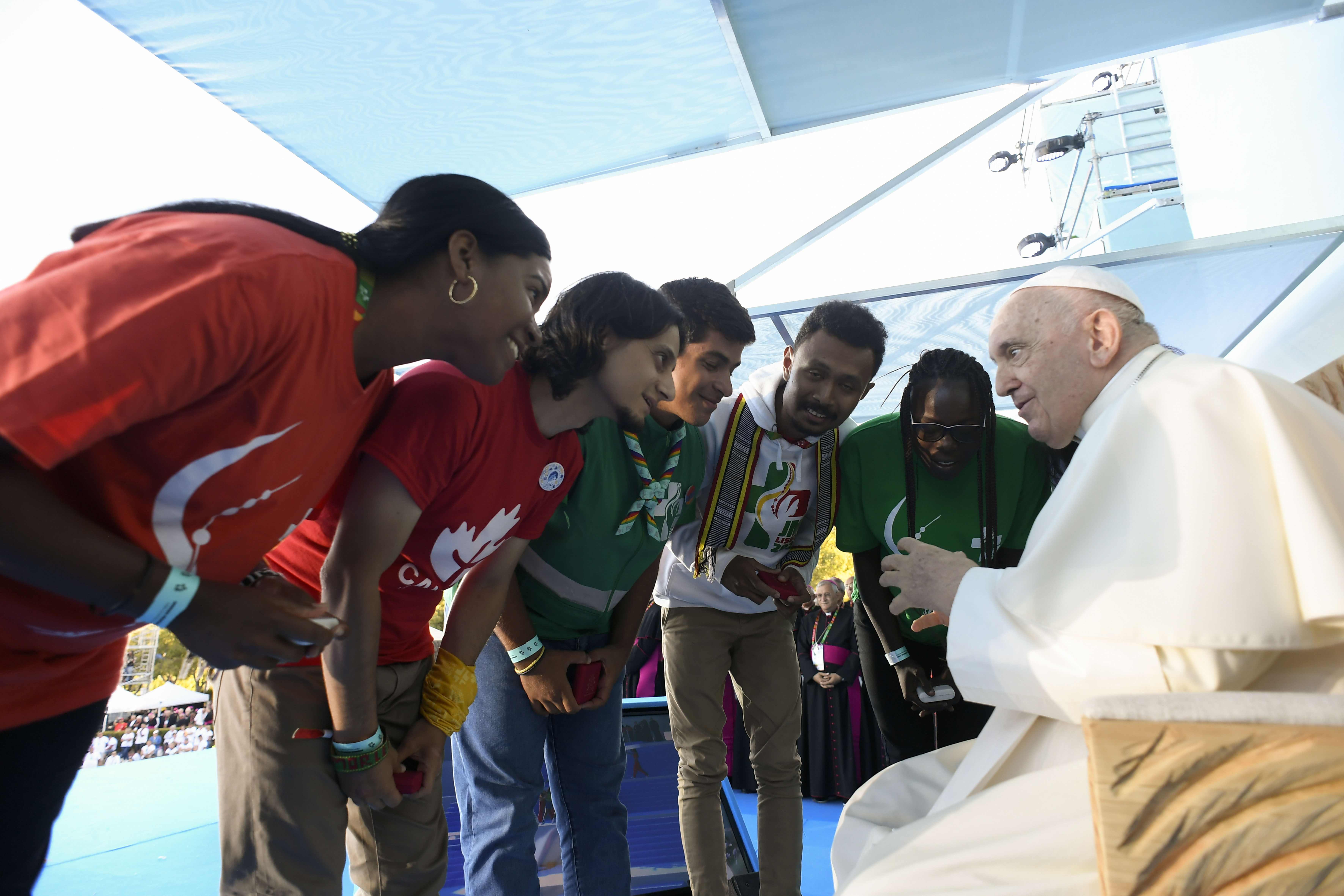 Papa Francesco con alcuni giovani durante la Giornata mondiale della gioventù a Lisbona, 3 agosto 2023 - SICILIANI