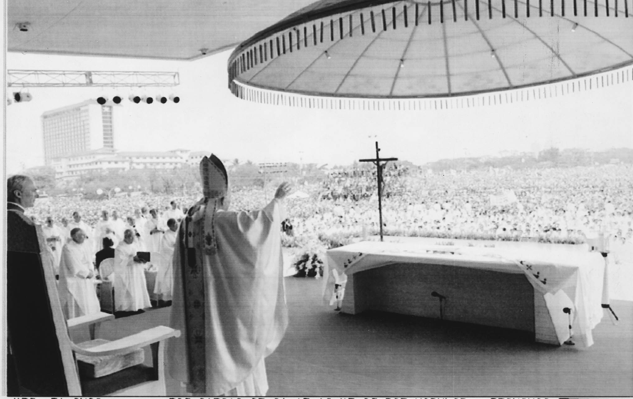Papa Giovanni Paolo II saluta la folla di giovani prima della Messa della decima Giornata mondiale della gioventù a Manila, nelle Filippine. È stata l'ultima Gmg in Asia nel 1995 - Archivio Ansa