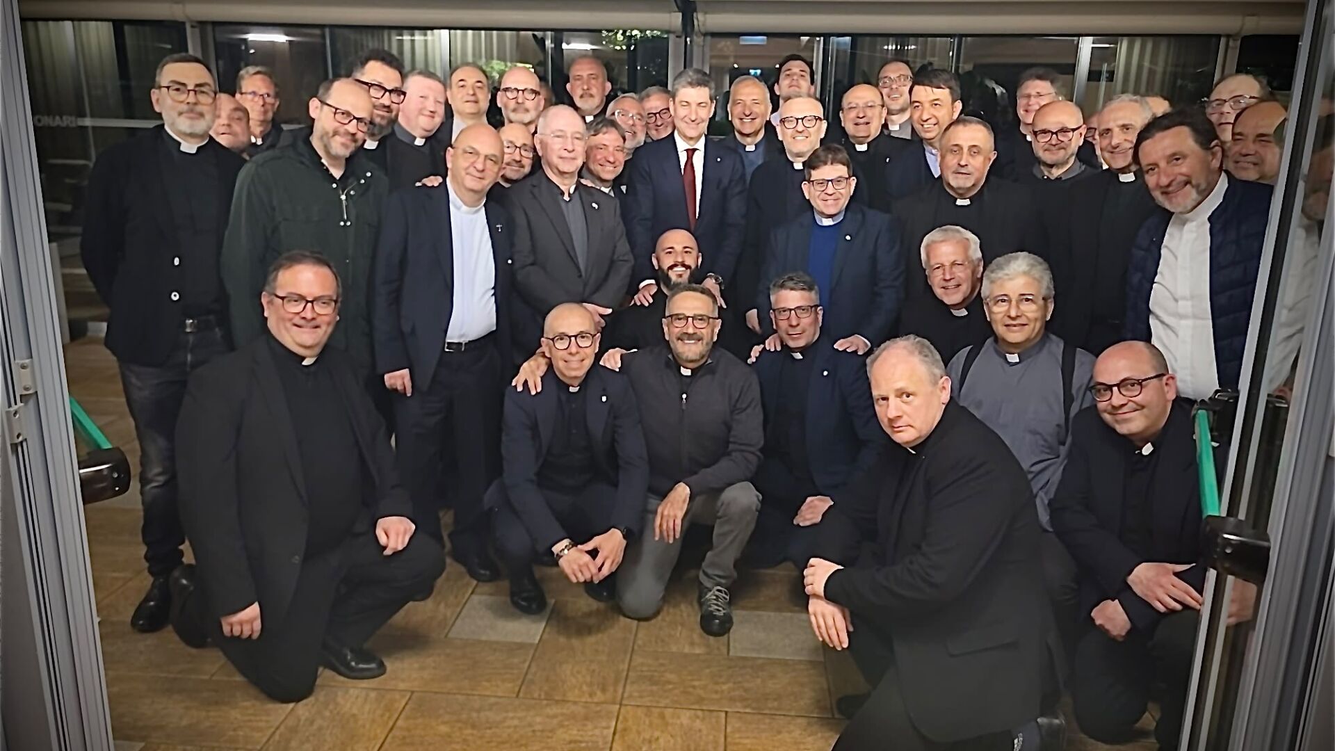 Foto di gruppo per alcuni cappellani della Polizia assieme al capo della Polizia, Vittorio Pisani