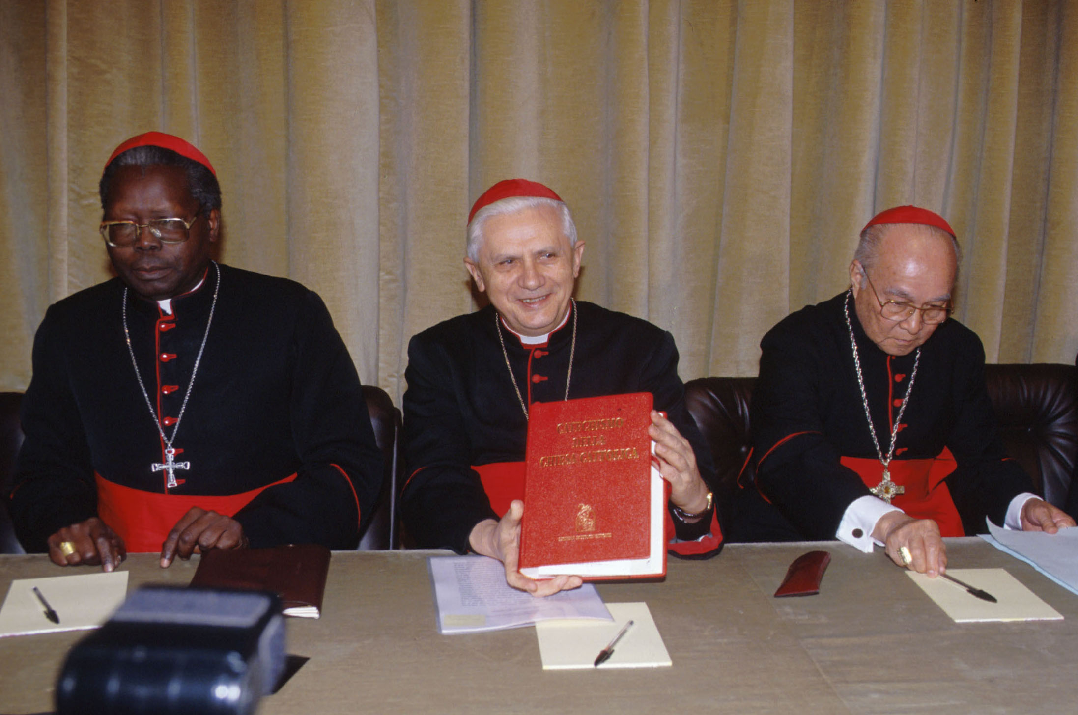 Il giorno della presentazione del Catechismo della Chiesa Cattolica, l'11 ottobre 1992 ,in Vaticano con l'allora prefetto dell'Ex Sant'Uffizio il cardinale Joseph Ratzinger. Accanto a lui l'allora erano presenti il prefetto della Congregazione per il clero il cardinale filippino Jose Sanchez e l'allora arcivescovo di Dakar, il cardinale Hyacinthe Thiandoum. A quell'evento tra i relatori era presente anche Christoph Schönborn allora vescovo ausiliare di Vienna/ Gennari