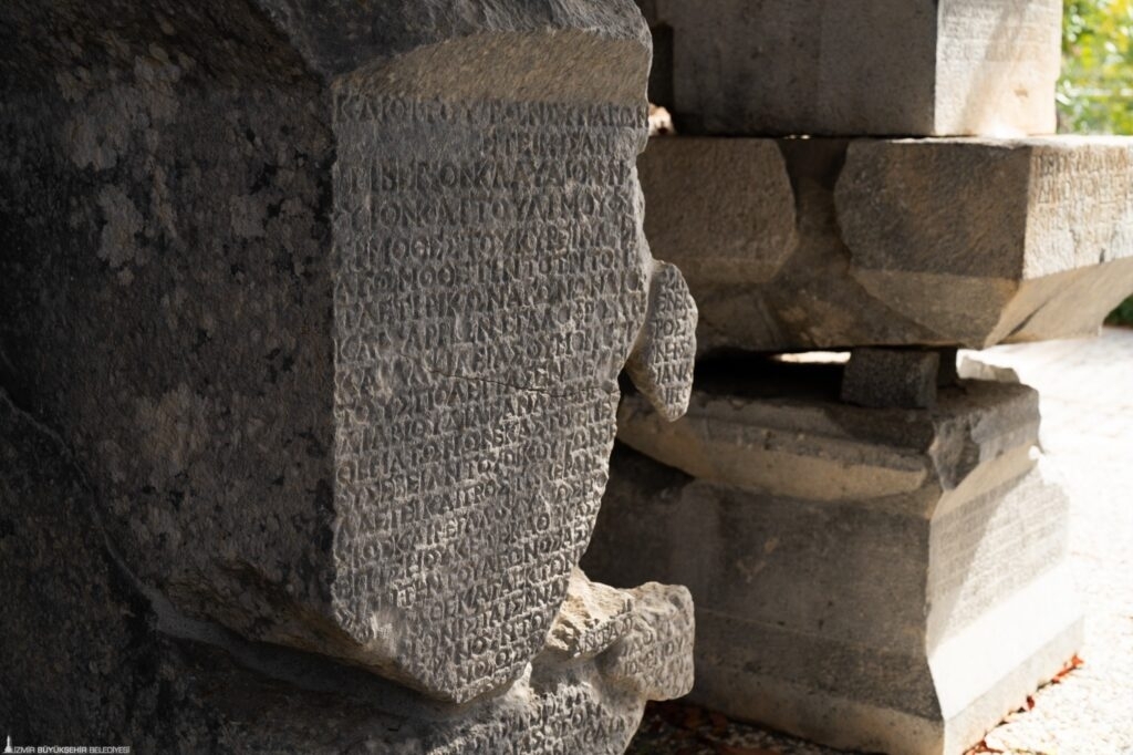 Antiche iscrizioni greche conservate a Teos. I documenti scritti della città forniscono informazioni su istruzione, amministrazione civica e relazioni politiche / Comune metropolitano di Smirne
