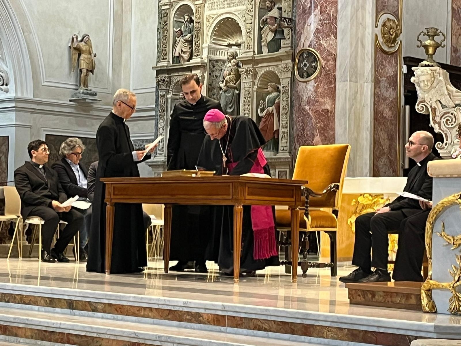 Nella Cattedrale di Matera, l'arcivescovo Caiazzo presiede la prima sessione del processo di beatificazione di monsignor Staffieri, nel giugno 2023 /Foto Arcidiocesi di Matera-Irsina