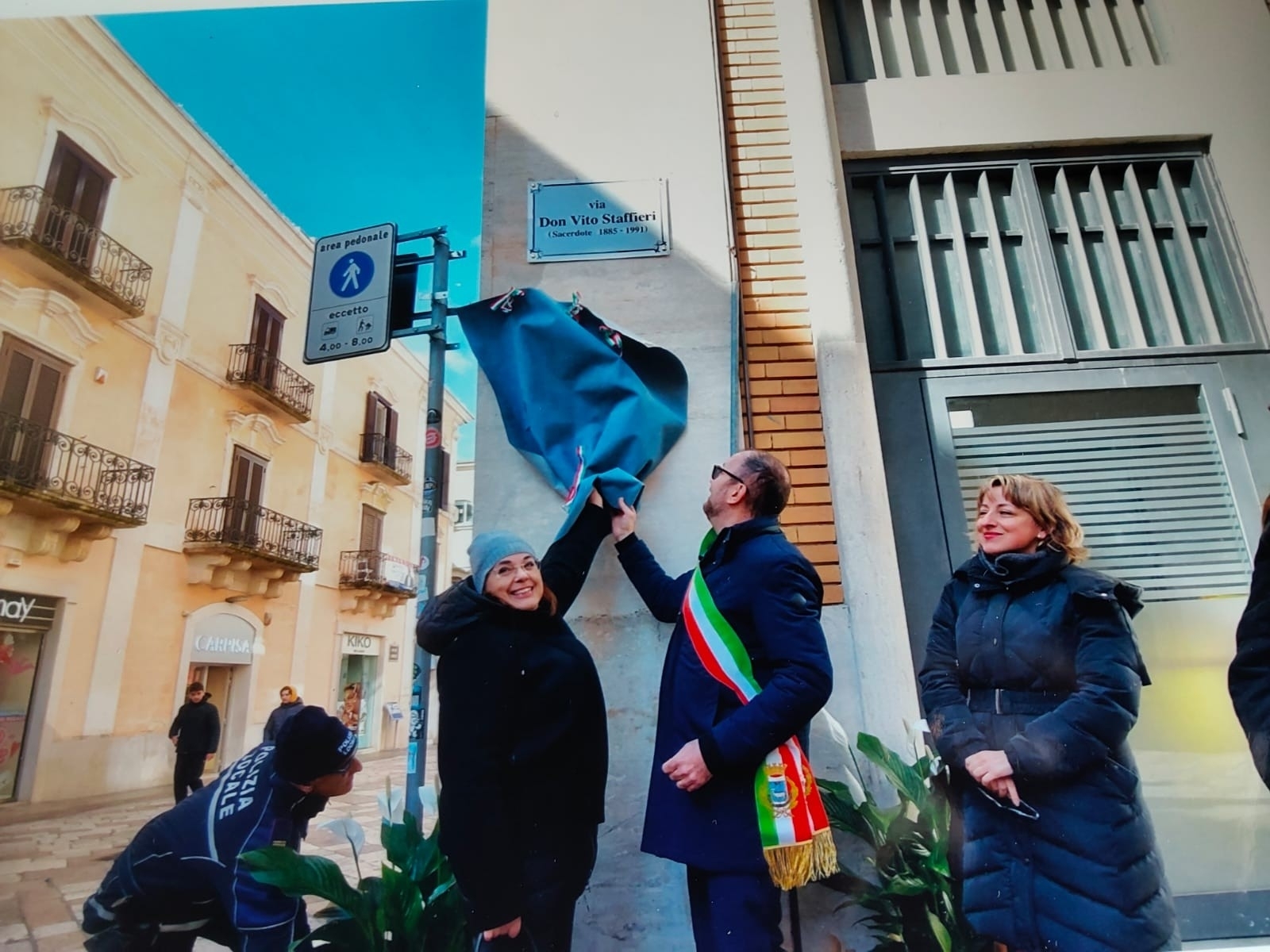 Febbraio 2024: il sindaco di Matera, Domenico Bennardi, alla cerimonia di intitolazione di una strada del centro a monsignor Staffieri /Famiglia Staffieri